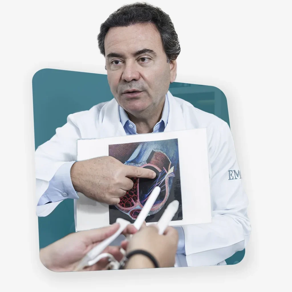 Dr. Paulo Egydio explicando o funcionamento do orgão sexual masculino com apoio de uma imagem.
