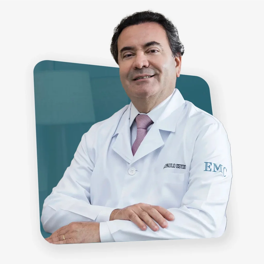 Dr. Paulo Egydio vestindo uniforme branco com logo do Egydio Medical Center na manga.