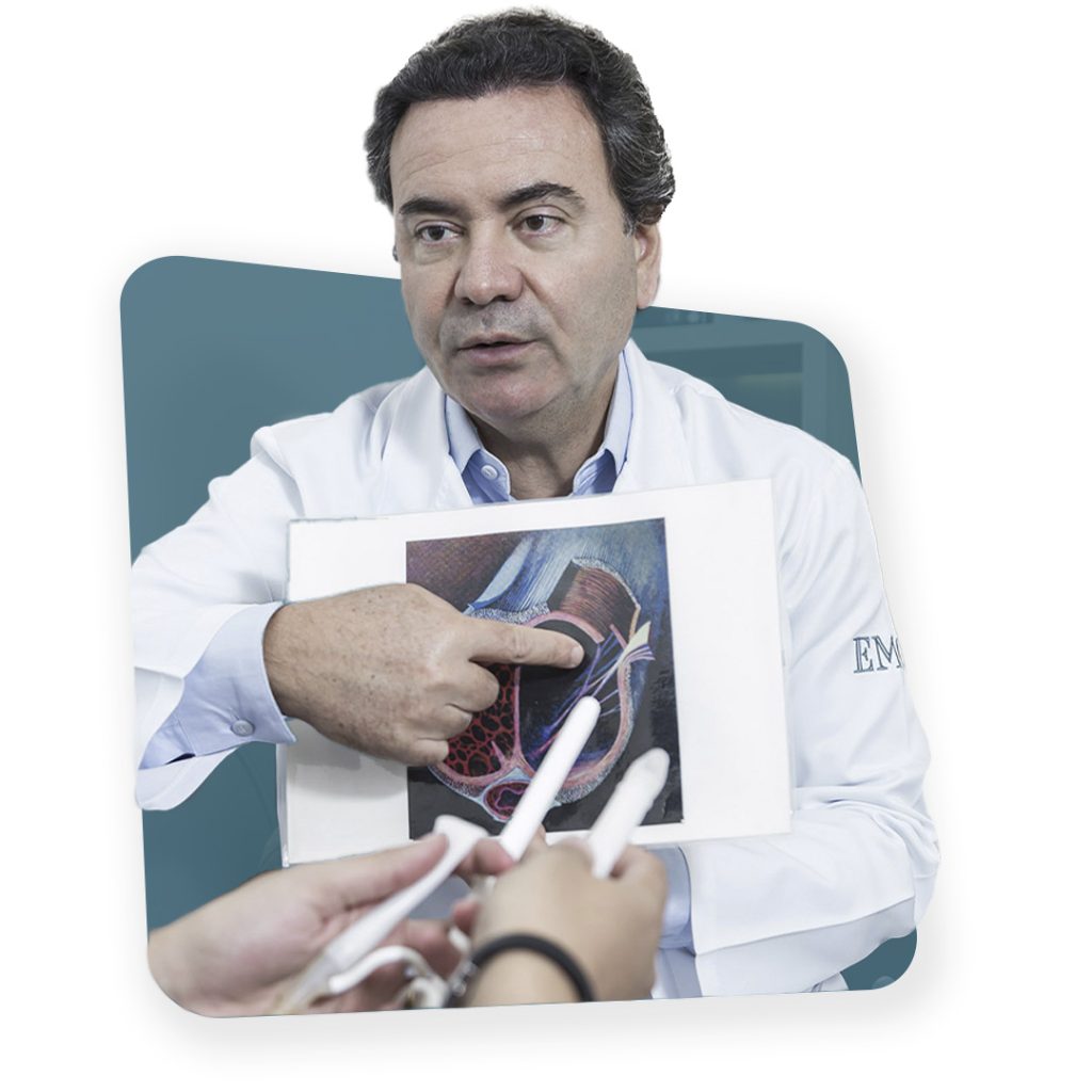 Dr. Paulo Egydio explicando o funcionamento do orgão sexual masculino com apoio de uma imagem.