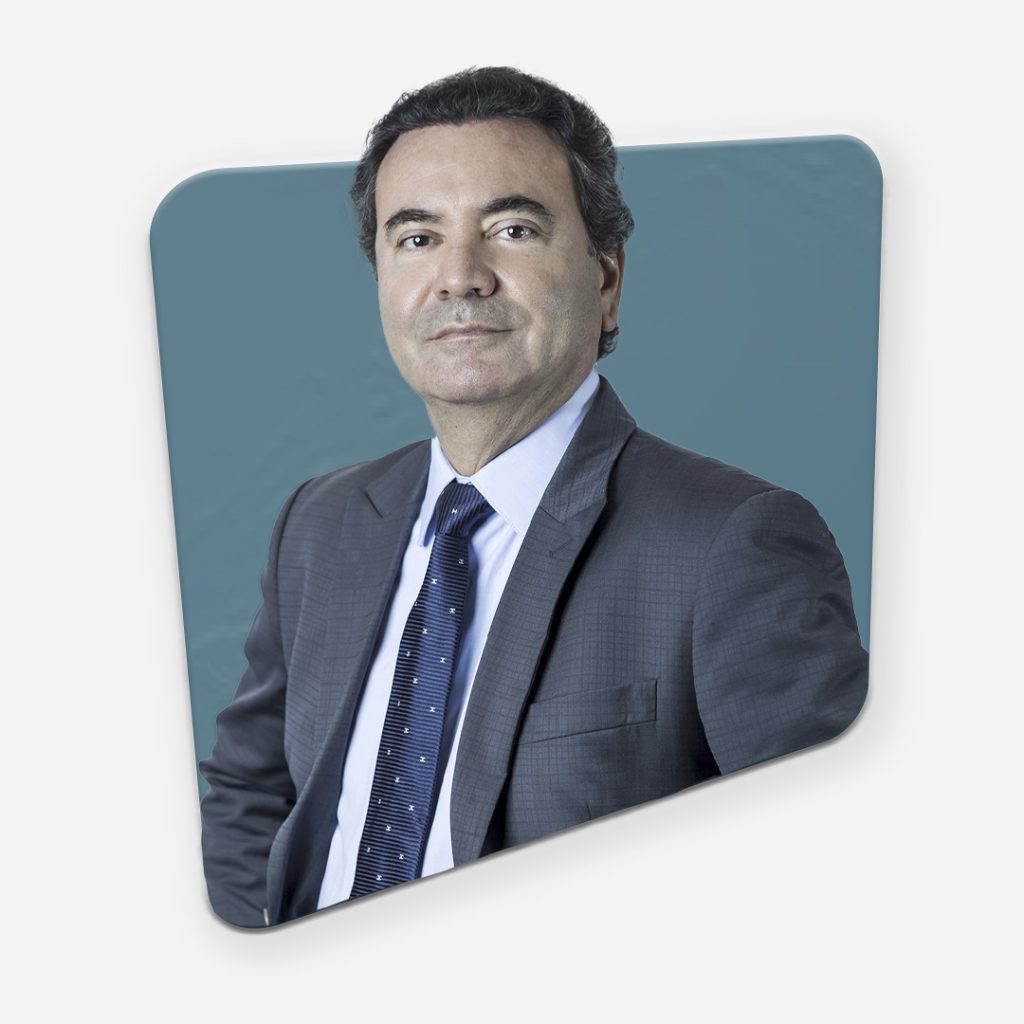 Dr. Paulo Egydio vestindo terno e grava azuis em um fundo verde.