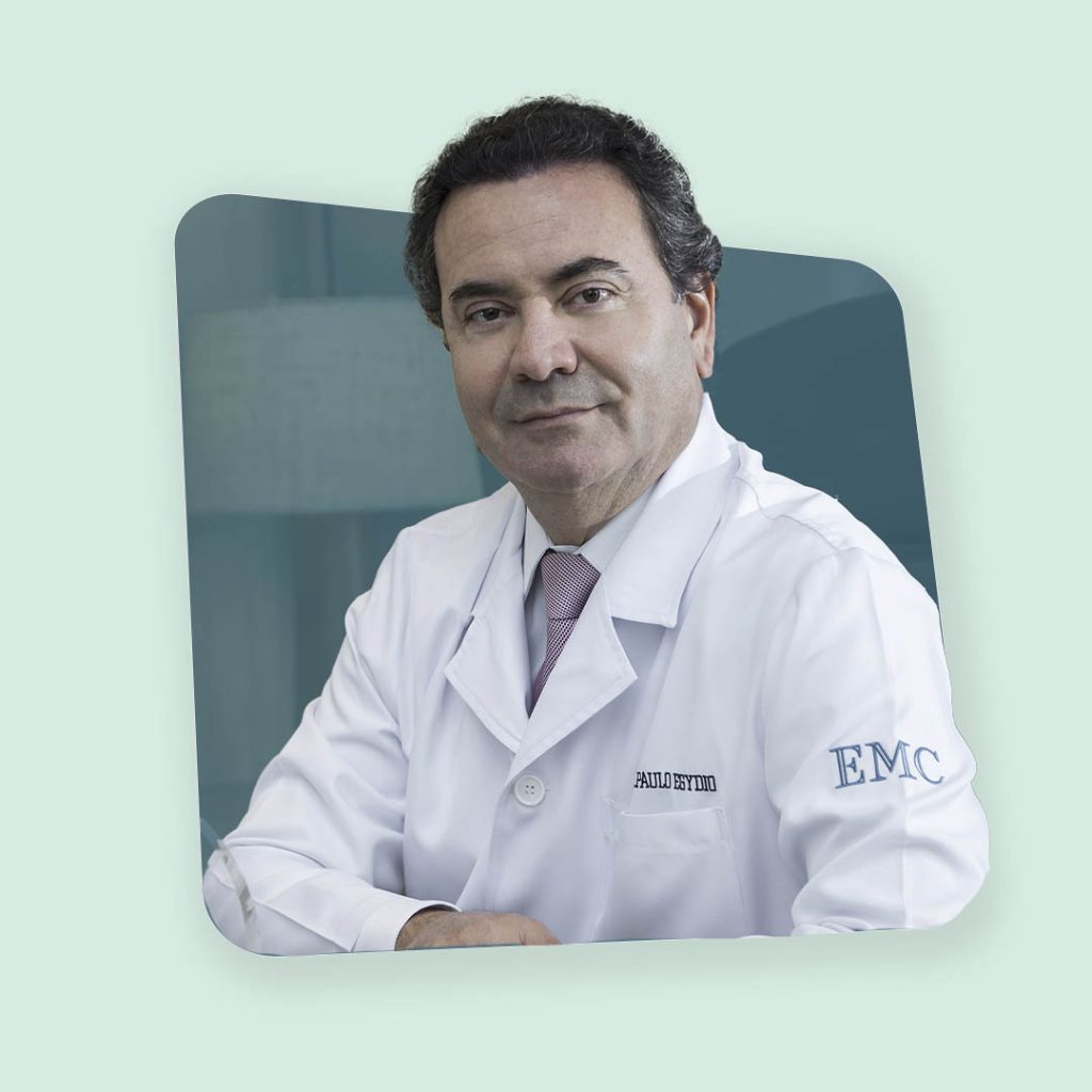 Dr. Paulo Egydio vestindo jaleco branco com o logo do Egydio Medical Center.