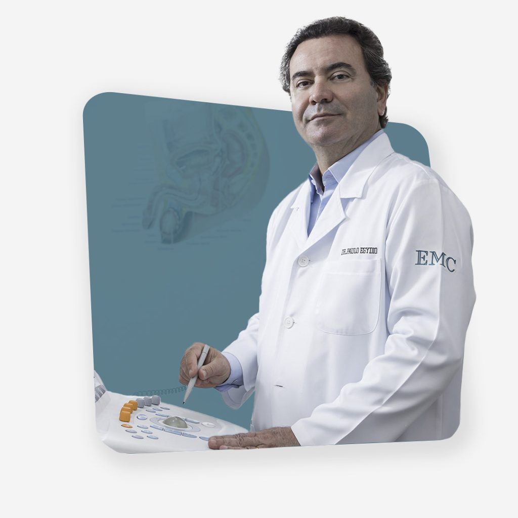Dr. Paulo Egydio de uniforme branco visto de frente.