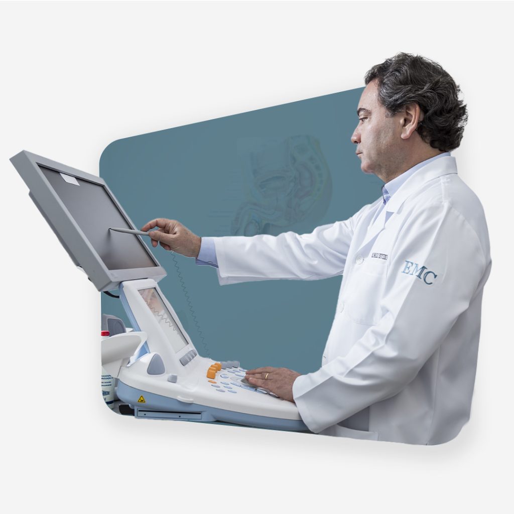 Dr Paulo Egydio de jaleco branco, usando uma caneta para mexer no monitor de um aparelho.