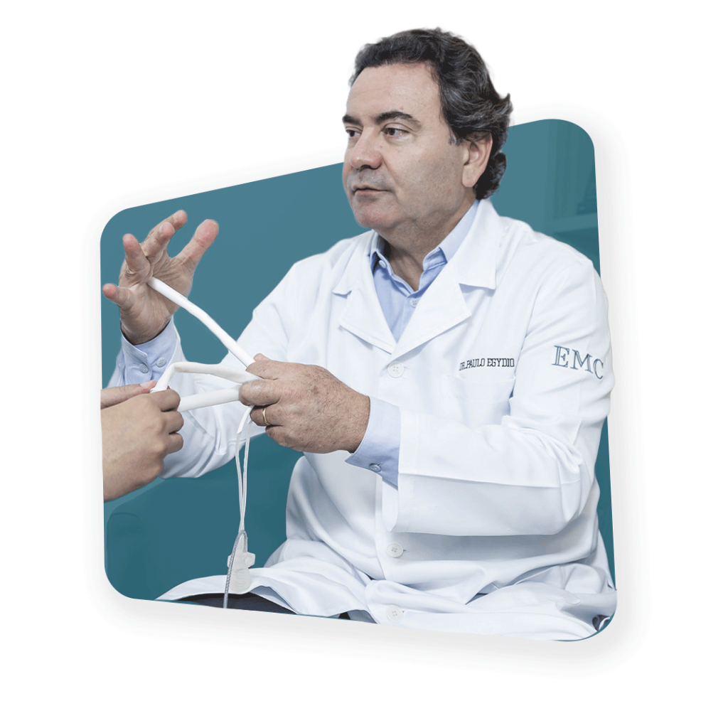 Dr. Paulo Egydio explicando funcionamento de prótese peniana com um exemplo em mãos.