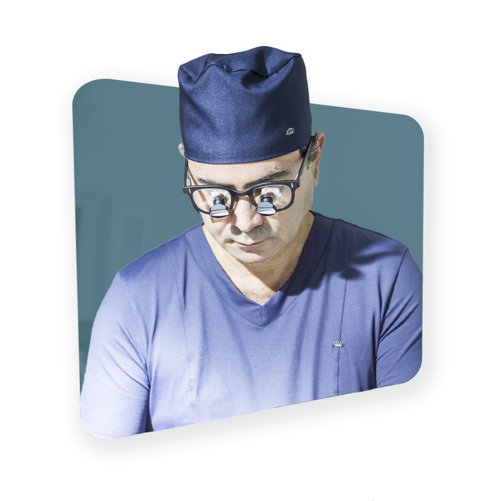 Dr. Paulo Egydio vestindo traje cirúrgico azul durante operação.