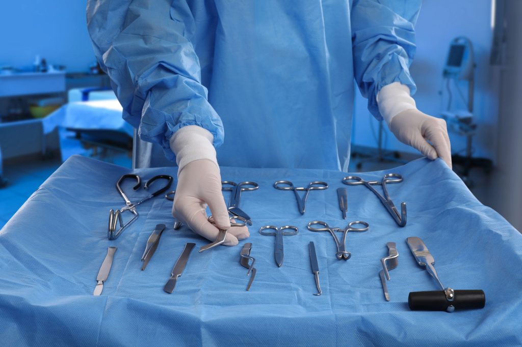 Entorno quirúrgico con instrumentos preparados para un procedimiento de revascularización peneana como opción de tratamiento.