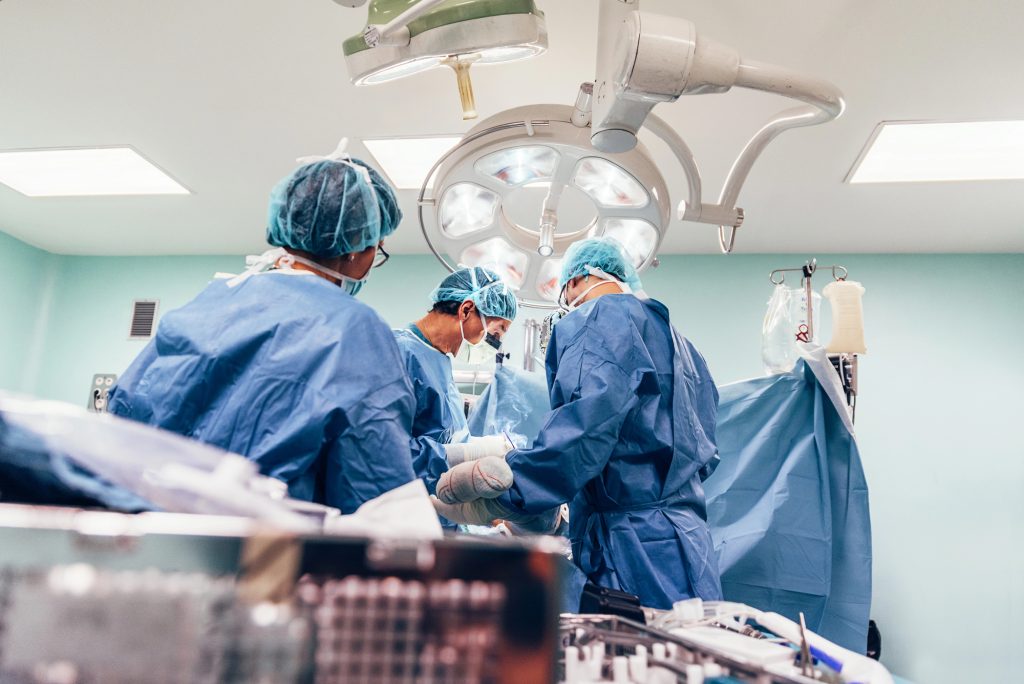 Equipa médica em bloco cirúrgico a realizar enxerto na cirurgia de Peyronie