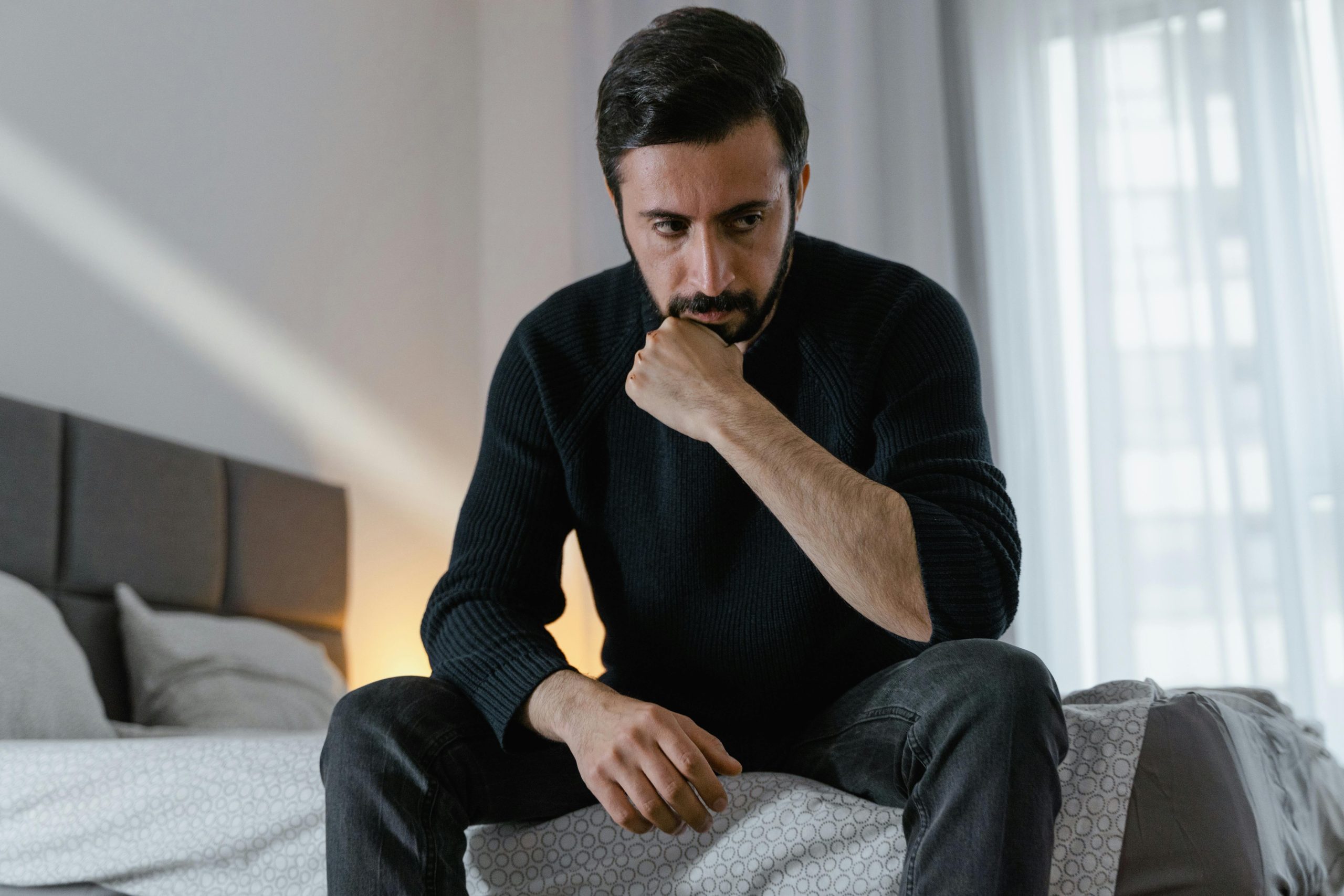 Homem pensando sobre disfunção erétil após prostatectomia.