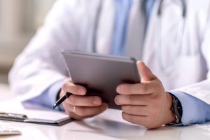 ambiente clínico com médico urologista lendo sobre fuga venosa tratamento