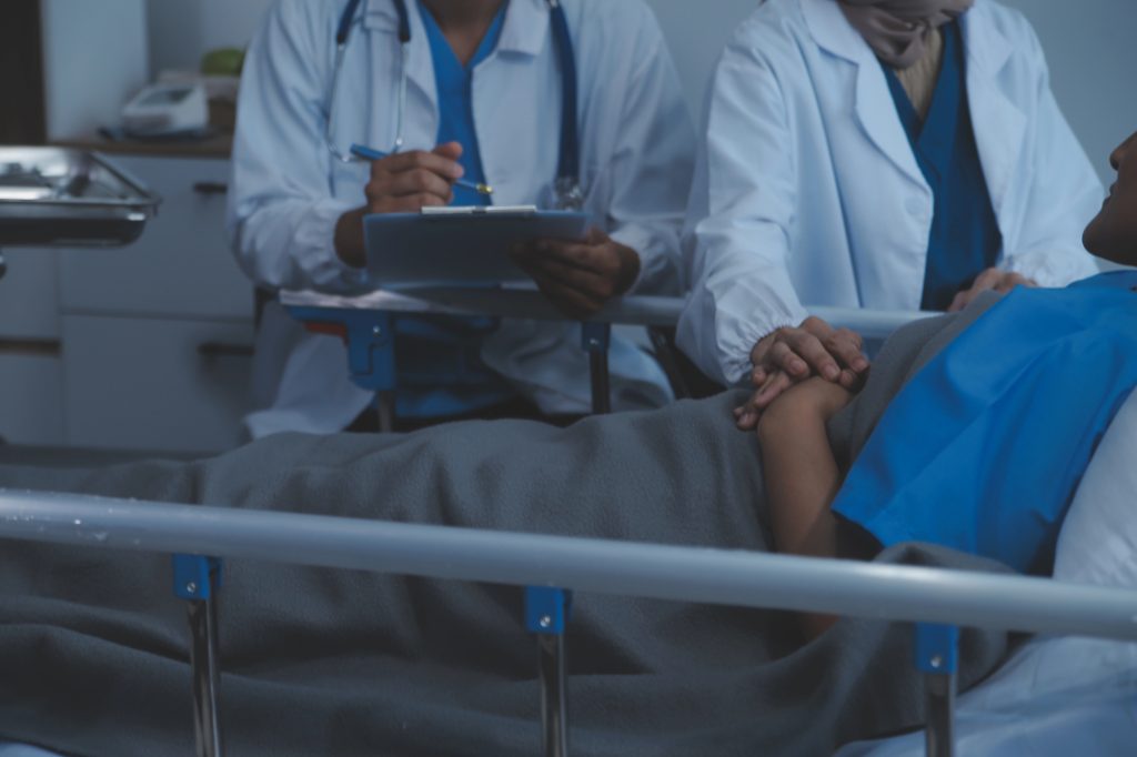 Doente em recuperação de cirurgia de reconstrução peniana, sob vigilância clínica e acompanhamento da equipa médica no internamento