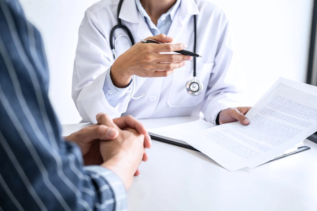 Especialista em urologia realiza consulta de acompanhamento da Doença de Peyronie.