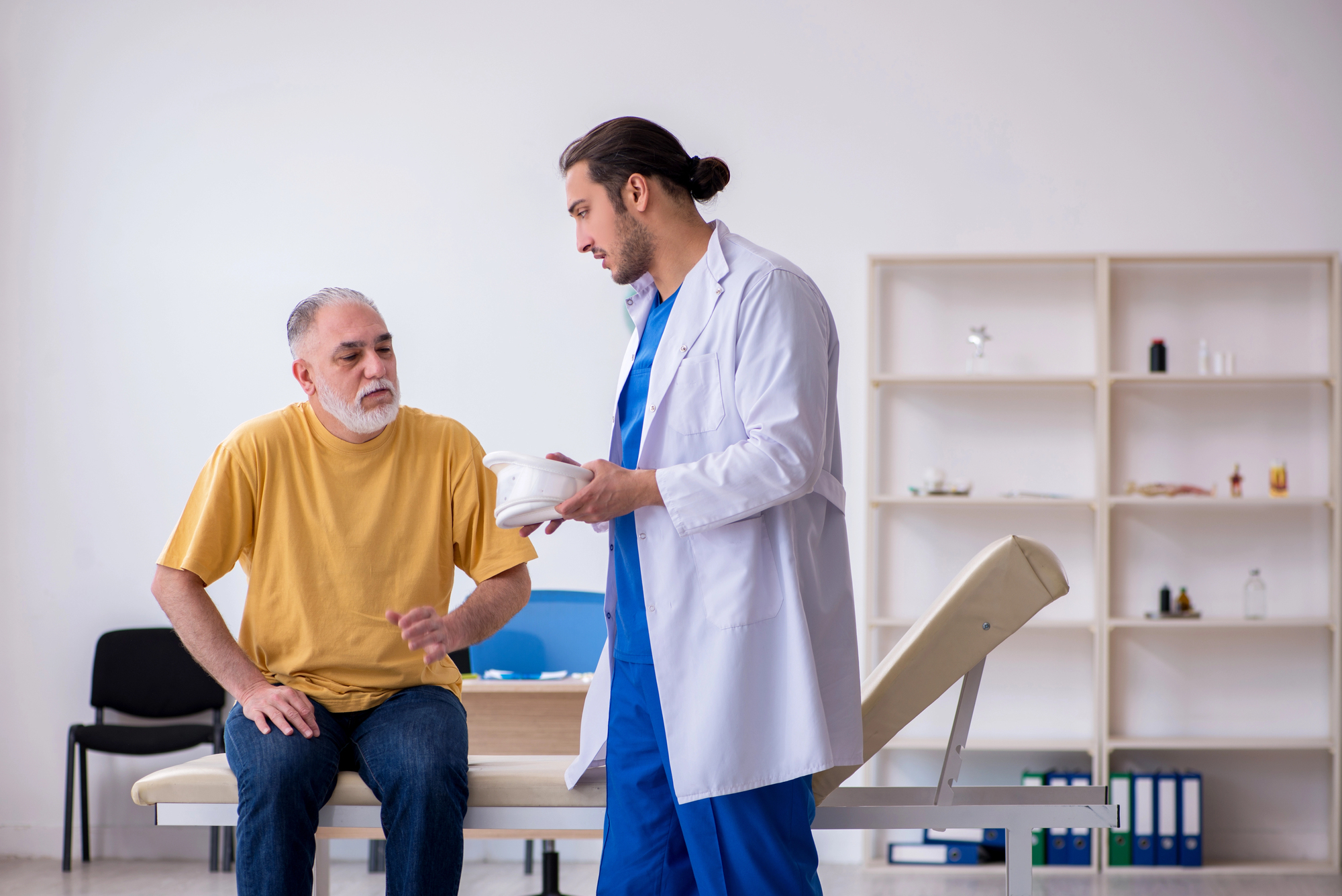 Urologista explica a doente as diferenças entre cirurgia com técnica egydio e cirurgia com enxerto para doença de peyronie