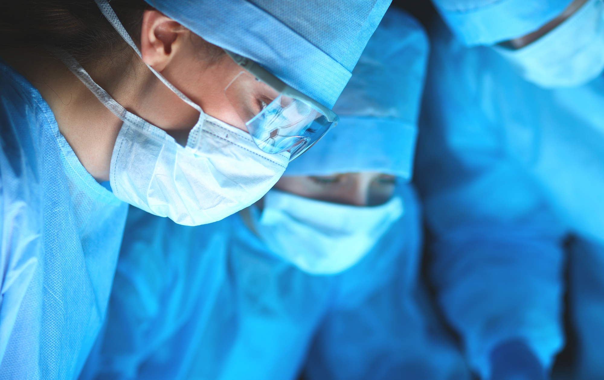 médicos durante cirurgia de Peyronie com prótese peniana